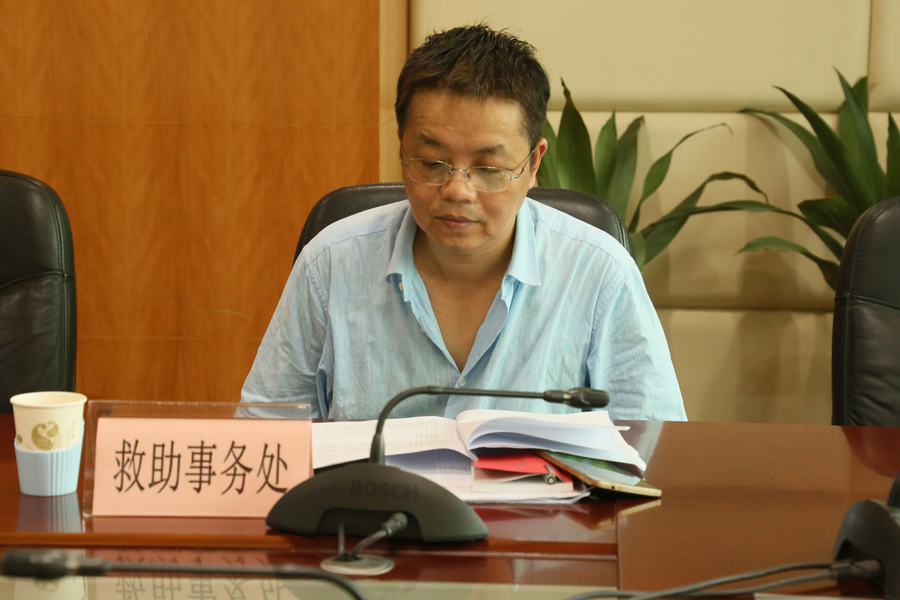 嘉宾：市民政局社会救助和社会事务处处长向木杨