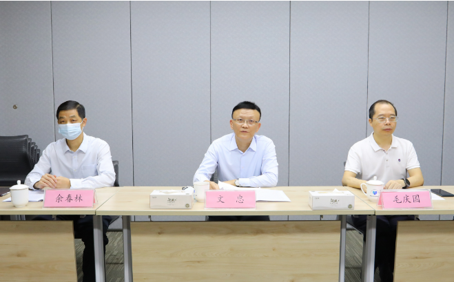 嘉宾：市生态环境局党组成员、副局长文忠（中）、市生态环境智能管控中心主任毛庆国（右） 、市生态环境局固废处副处长余春林（左）