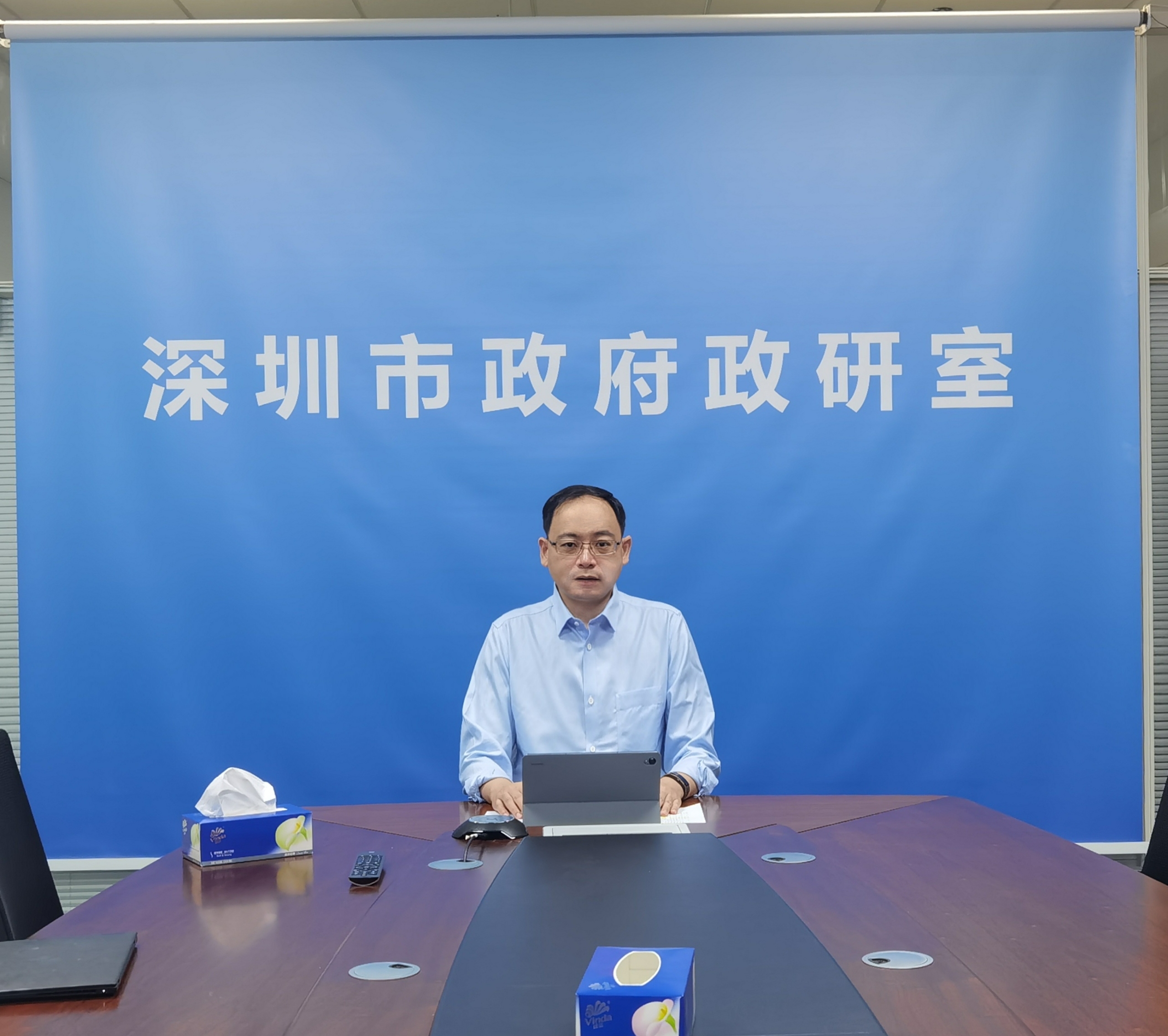 嘉宾：市政府发展研究中心主任黄哲