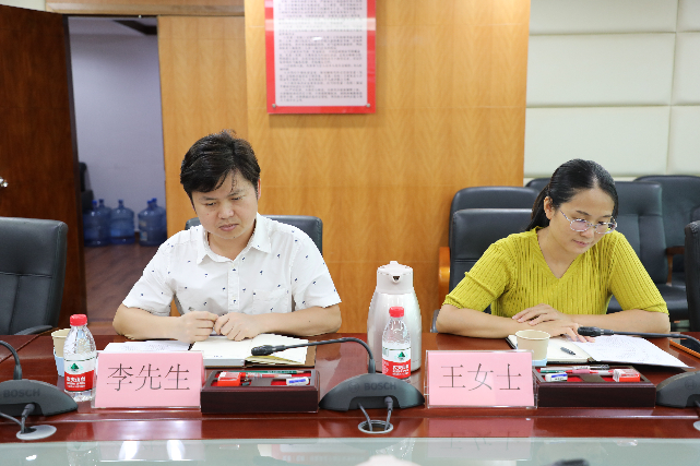 嘉宾：参加活动的王女士、李先生