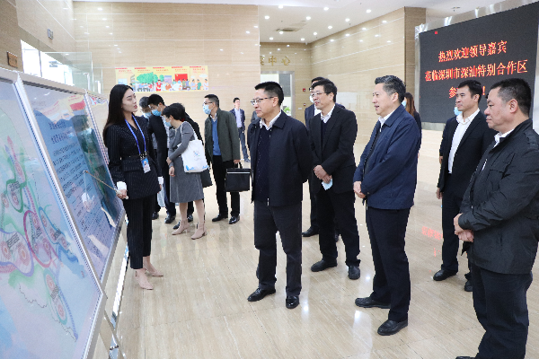 区党工委书记产耀东,区党工委委员,管委会副主任罗力涛向李水生局长