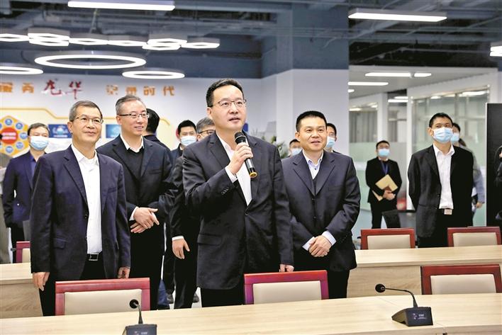 区委书记王卫在龙华区融媒体调度指挥中心与前方记者连线.