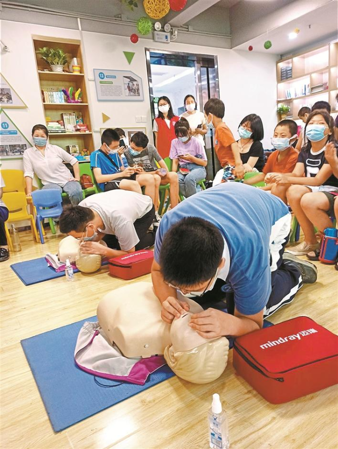 青少年学急救知识获初级救护员证书