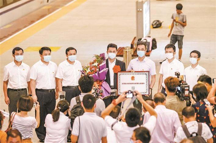 获先进集体表彰的福田区香蜜湖街道侨香社区：织密织牢联防联控和群防群控“两张网”.jpg