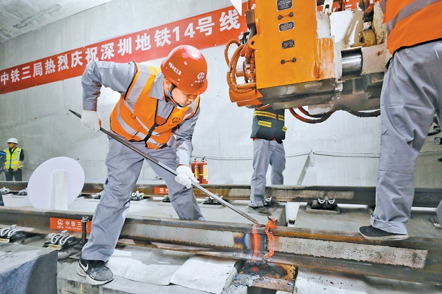 建设者完成焊接作业。.jpg