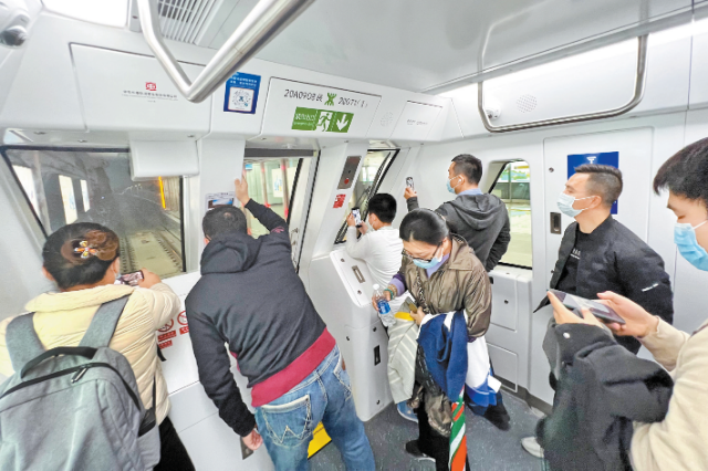 采用无人驾驶技术的地铁20号线取消了常规列车的驾驶室，乘客可在列车头尾瞭望。.jpg