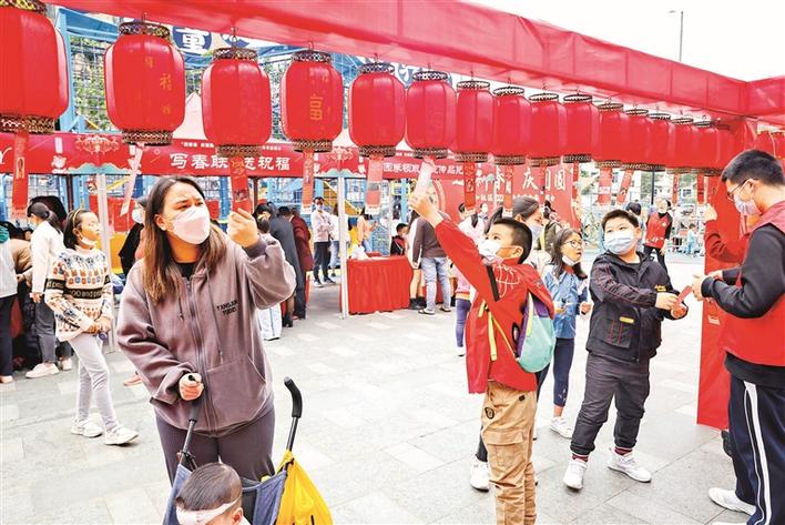 1月24日，福城新和社区举办新春嘉年华游园会，市民猜灯谜，营造浓浓的春节氛围.jpg