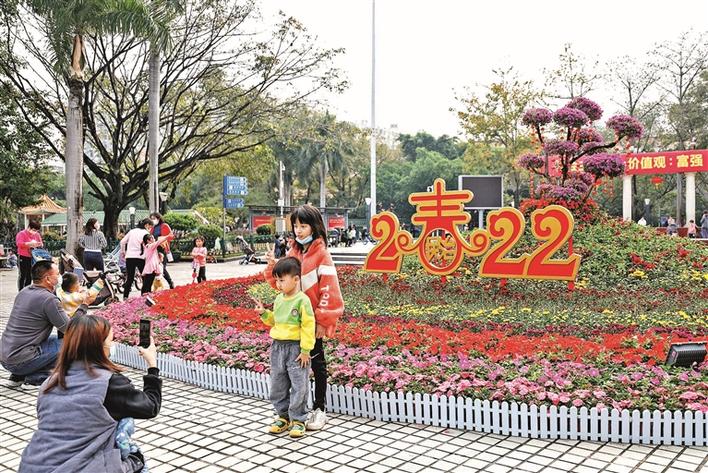 民治公园新春主题绿雕吸引不少市民拍照打卡。.jpg