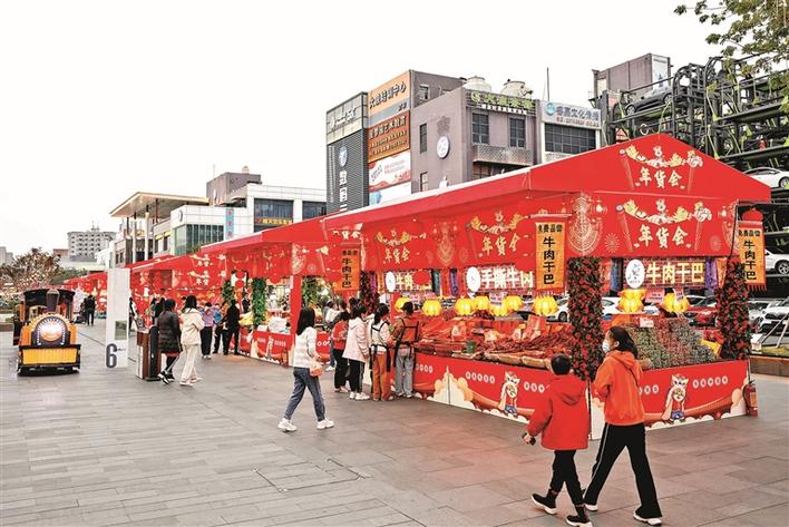 市民在大浪商业中心新春年货会选购年货.jpg