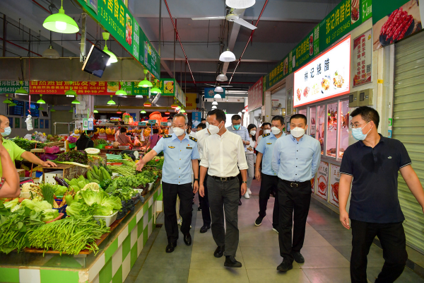 余钢副市长率队奔赴龙华区锦鲤农贸市场开展疫情防控检查.jpg