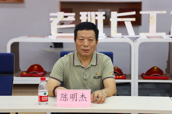 嘉宾：参加活动的陈先生