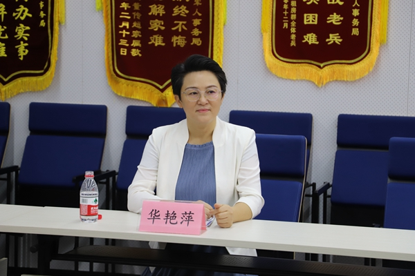 嘉宾：参加活动的华女士