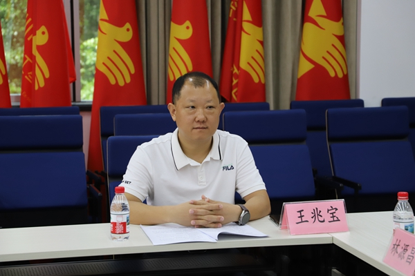 嘉宾：参加活动的王先生