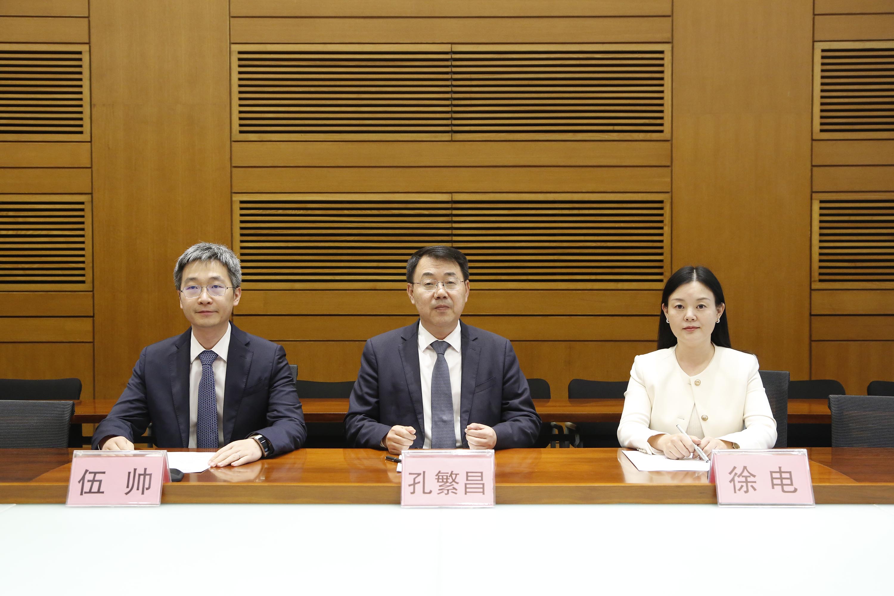 嘉宾：市规划和自然资源局党组成员、副局长 孔繁昌；市政交通规划处处长 徐电；市政交通规划处副处长 伍帅