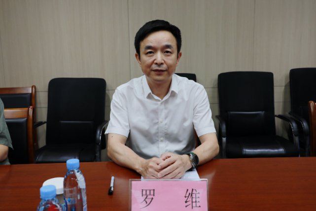 嘉宾：市民政局党组成员、副局长罗维