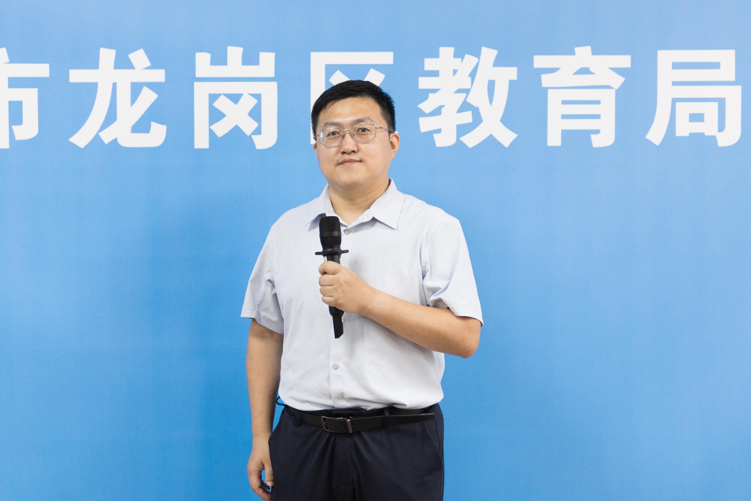 嘉宾：龙岗区教育局人事科科长郑建华