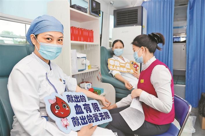 白衣战士爱心献血.jpg