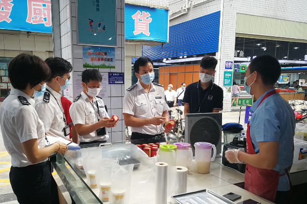 市局党组书记、局长李忠下沉一线到龙城所当好“普通执法员”.jpg