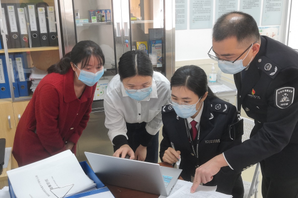 市市场监管局光明局凤凰所开展春季学校幼儿园食堂及校园周边食品安全检查.jpg