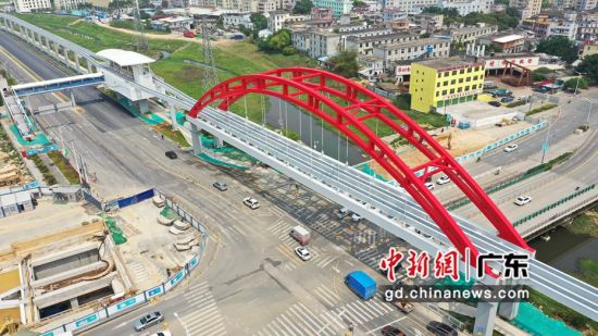 图为建设中的比亚迪云巴线路。记者 陈文 摄 