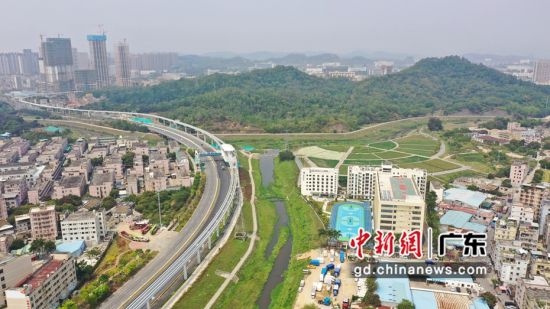 图为俯瞰坪山。记者 陈文 摄 