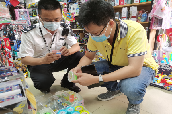 市市场监管局大鹏局突击检查校园周边网红“假水”玩具.jpg
