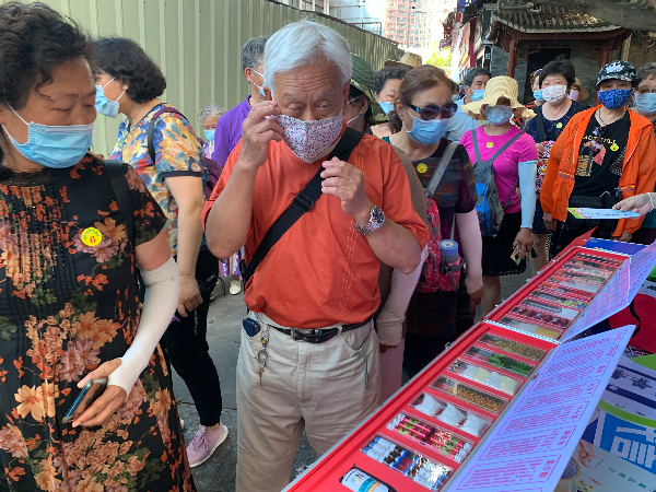 2.游客观看仿真毒品.JPG