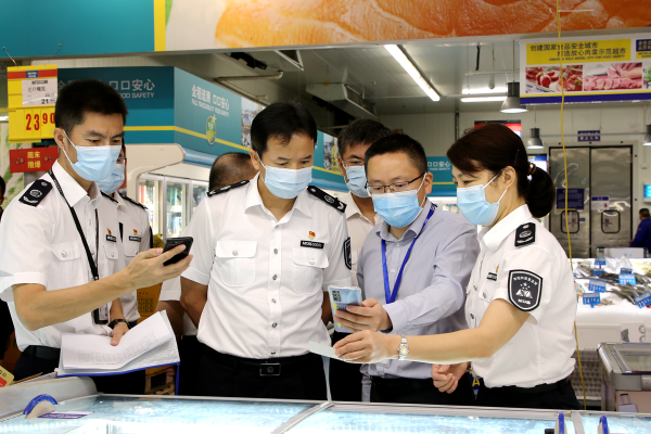 市局党组书记、局长李忠带队检查指导罗湖疫情防控工作.jpg