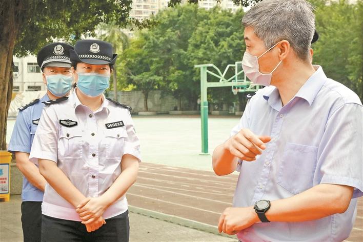把奖章献给所有深圳警察.jpg