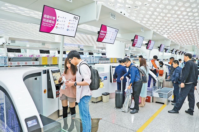 深圳机场自助托运行李服务让旅客出行更便捷。.jpg