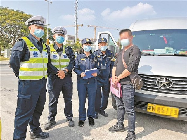 执法人员查获一涉嫌非法营运“黑大巴”。.jpg