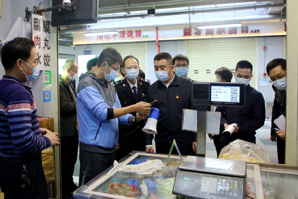 市纪委监委派驻三组组长栾广慧率队督导农贸市场及进口冷链食品疫情防控工作.jpg