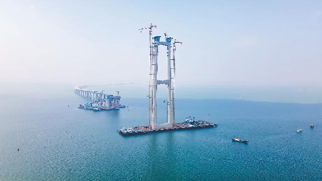 深中通道伶仃洋大桥东西主塔成功“牵手”.jpg