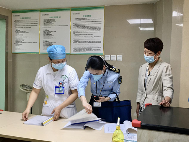深圳市卫生监督局现场督导检查医疗机构疫情防控工作.png