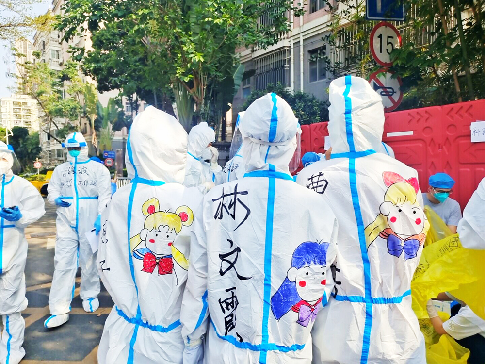 罗逾婷为“大白”们绘个性图案。消息报融媒体记者.jpg