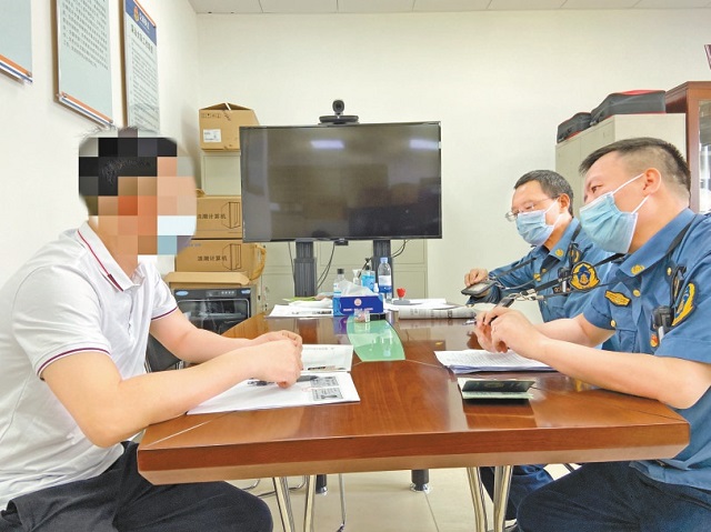 司机持假证运输危险货物，接受执法人员调查.jpg