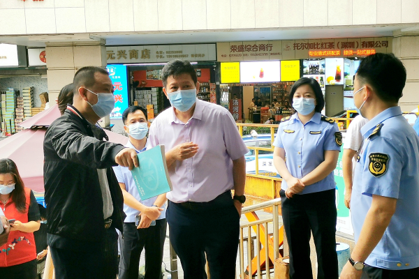 罗湖区委副书记、政法委书记黄生文带队到东门辖区督导创文工作.jpg