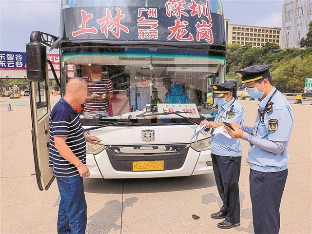 执法人员现场查处涉嫌非法营运车辆。 受访单位供图1.jpg
