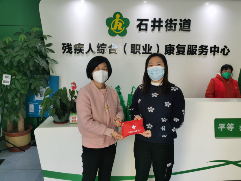 为石井街道职康发放“防疫爱心包”.jpg