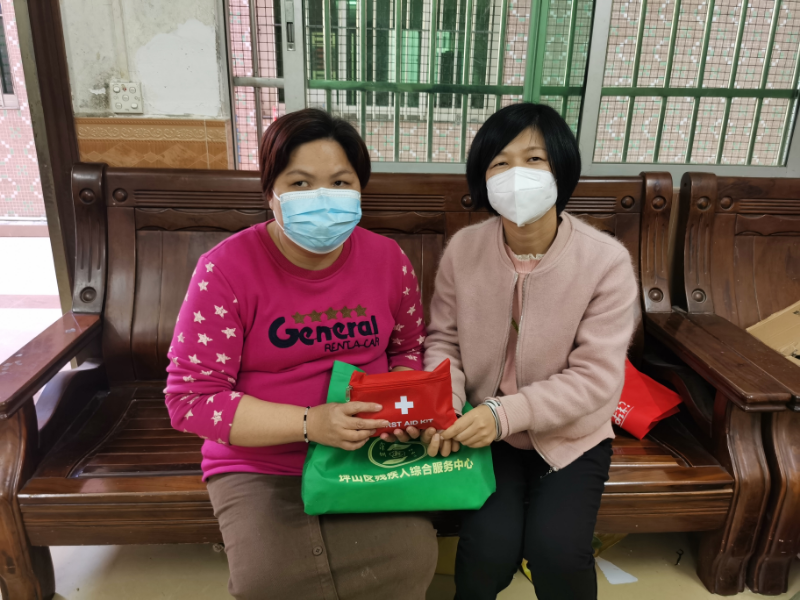 对服务对象进行探访、发放“防疫爱心包”2.jpg