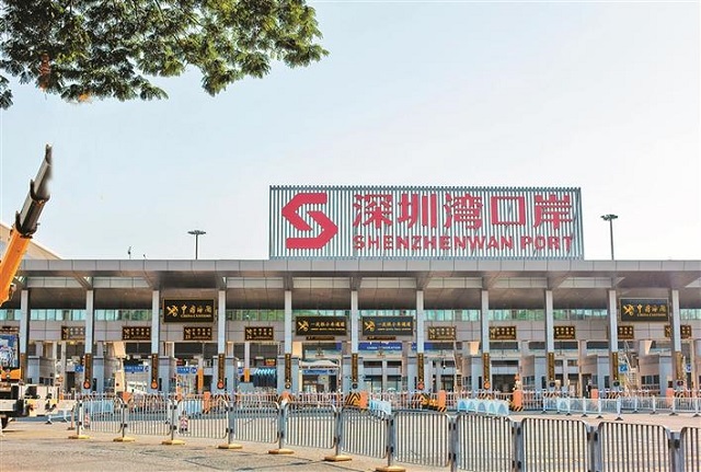在深圳湾口岸，工作人员在整理行李手推车。 1.jpg