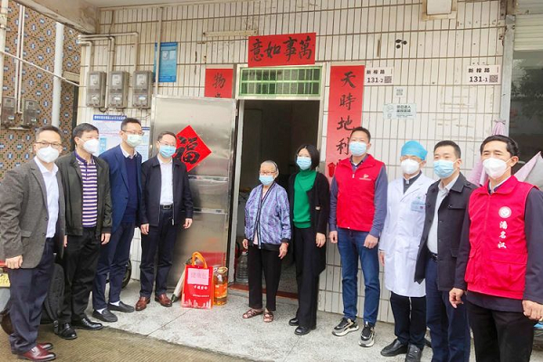 近日坪山区医疗健康集团副院长吴江带领社康管理部工作人员会同碧岭街道副主任叶翠文、碧岭社区书记廖宏泉、副书记潘名汉等深入碧岭片区居民小组,向社区老年人送上健康礼包和新春祝福。 图片1.png