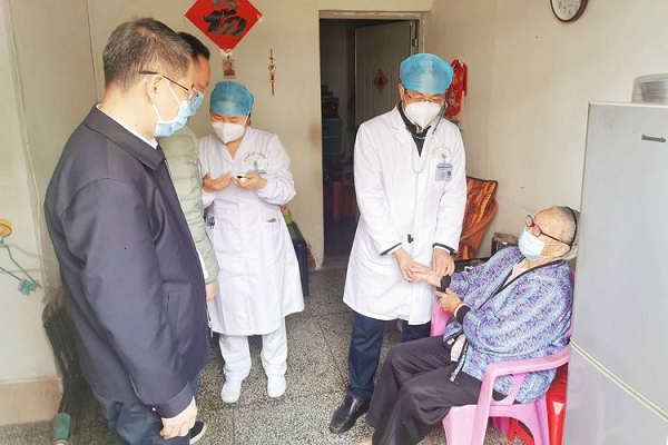吴江副院长认真询问老人的身体状况并亲切交流,细心解答老人对接种新冠疫苗的担心和疑虑,让其安心接种。碧岭社康医护人员现场为老年人测量血压、血氧、心率等,并提出健康指导建议。 图片2.png
