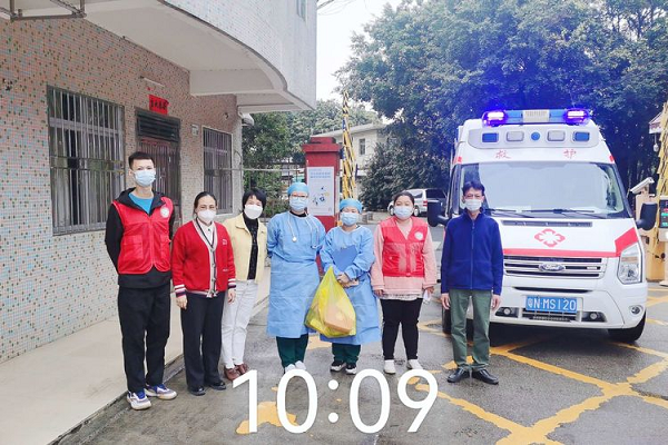 对于行动不便的老年人,集团社康中心根据实际情况,选派诊疗和接种经验丰富的医疗人员组建接种小分队,将医疗流动服务车开进居民的家中,为老年人提供上门接种服务,打通接种服务“最后一百米”。 图片3.png