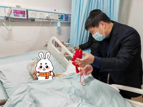 在该院总院区老年骨科住着12位老年患者,其中90岁的有4人,70岁—90岁的8人,除了给老人们送饺子,病区还给每位老人送了一只寓意吉祥的手工福兔,老人们都非常开心。 5.png