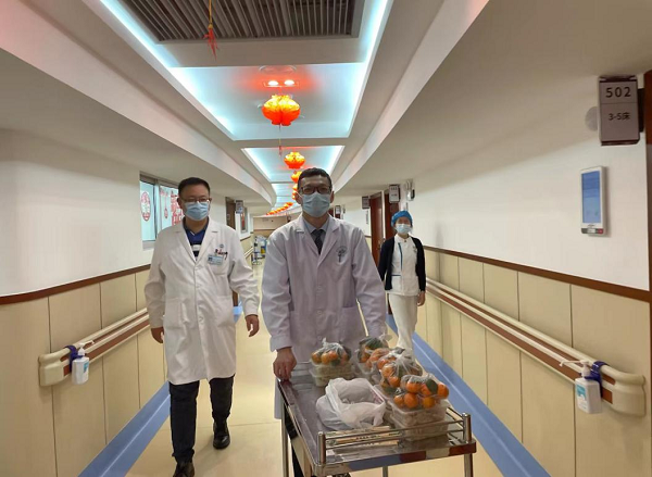医护人员为他们送上了热气腾腾的饺子和寓意平安吉祥的福袋、水果糖果等,这件暖心的事平乐骨伤科医院坚持了23年。 6.png