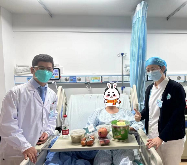 医护人员为他们送上了热气腾腾的饺子和寓意平安吉祥的福袋、水果糖果等,这件暖心的事平乐骨伤科医院坚持了23年。 7.png