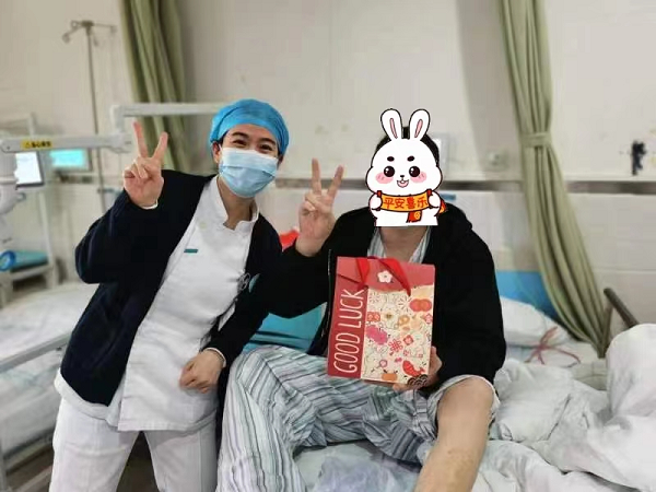 医护人员为他们送上了热气腾腾的饺子和寓意平安吉祥的福袋、水果糖果等,这件暖心的事平乐骨伤科医院坚持了23年。 8.png