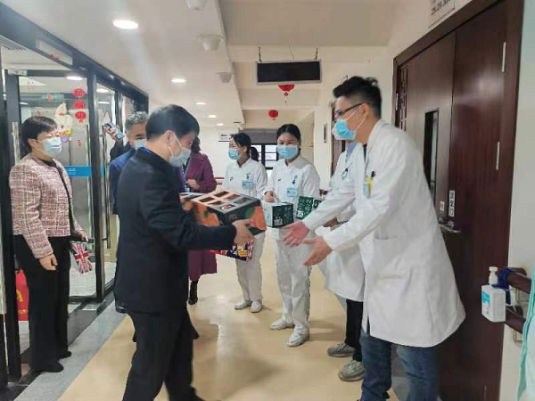 平乐骨伤科医院坚持23年除夕夜为患者送饺子。大年三十吃饺子是春节的传统习俗,寓意着喜庆团圆,吉祥如意。 图片1.png