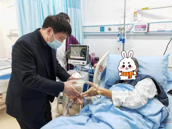 深圳平乐骨伤科医院(深圳市坪山区中医院)党委书记、院长李保林与医护人员来到总院区肺病科住院的患者王先生床旁,为他和爱人送上了刚出锅的饺子。 图片2.png